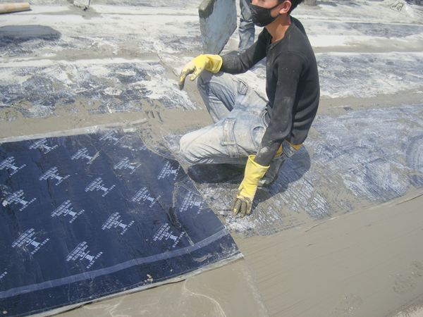 工人正在處理卷材搭接 防水卷材