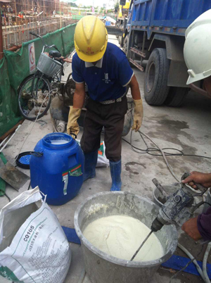 工人正在攪拌涂料 JS復(fù)合防水涂料