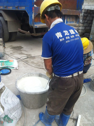 工人正在攪拌涂料 JS復(fù)合防水涂料