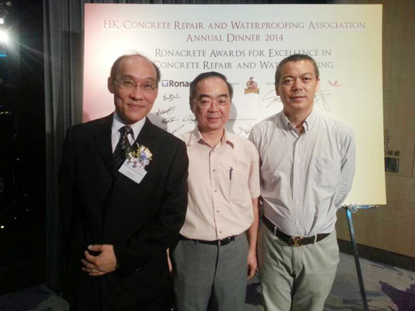 青龍董事長(zhǎng)宋總與協(xié)會(huì)領(lǐng)導(dǎo)合影留念 防水材料