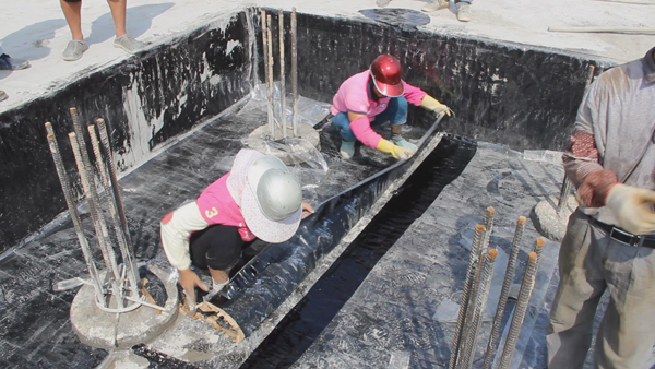 工人正進(jìn)行PCM防水卷材搭接處理 新會(huì)防水