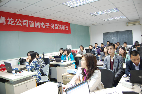 學(xué)員們在認真聽講